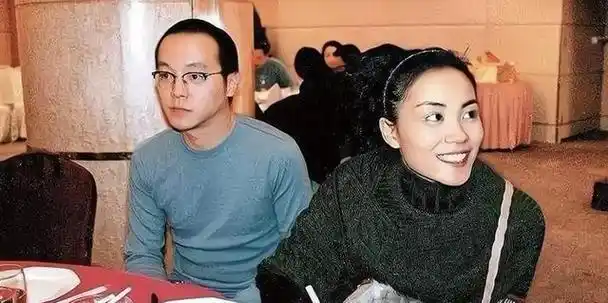 55岁窦唯罕见露面,秃顶颓废无人能认,王菲当年却愿意为他倒尿盆