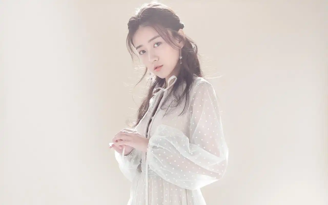 梁洁灵动甜美高清桌面壁纸