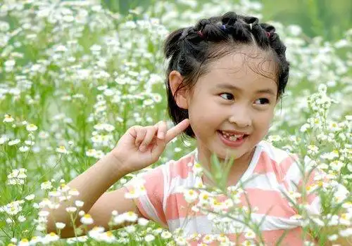 小学生短发怎么扎简单好看 7岁孩子剪短发不哭能扎的很好看