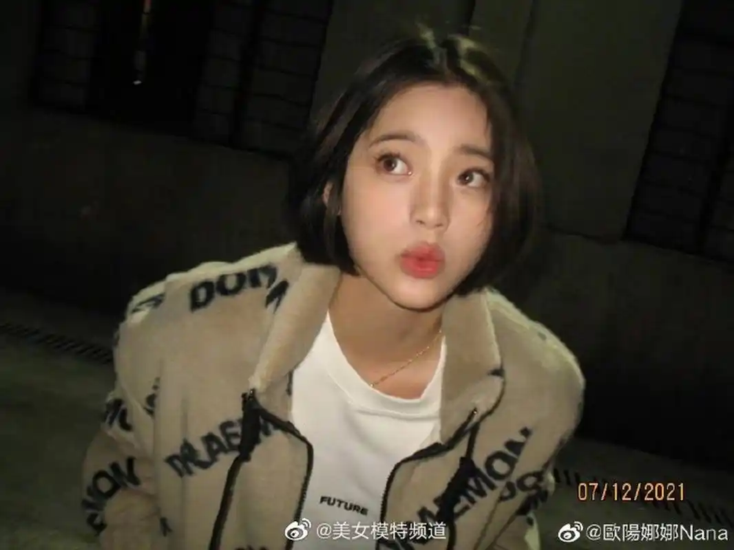 欧阳娜娜分享米兰下班日常齐耳短发造型温婉文静