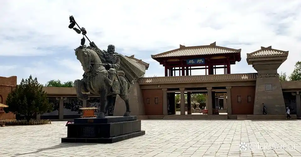 青甘环线自驾游,阳关之二:关城残缺城墙,烽火台(只能看不能上去),都尉