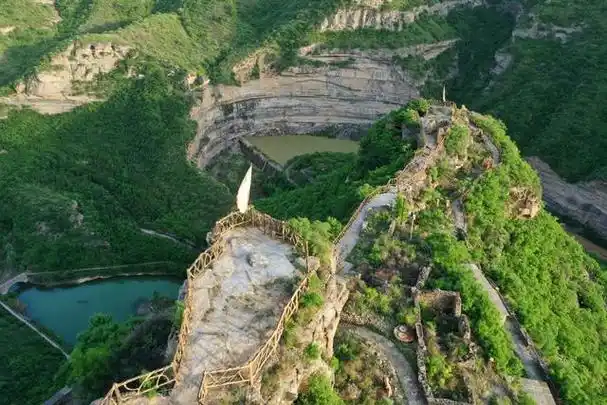 在这里,你可以欣赏到雄伟的太行山大峡谷,感受到平顺通天峡的壮美风光