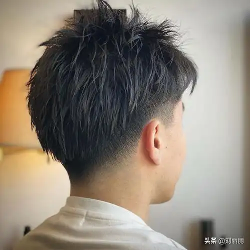 侧分露额发型也是2020年比较受欢迎的发型,两侧同样推短,到上边转角的