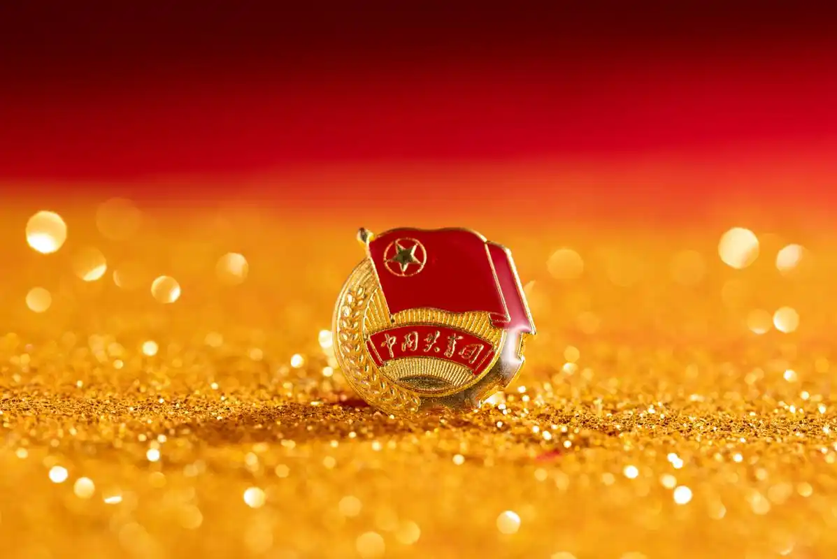 孩子今年初二,听老师说最近学校准备吸纳一批团员,可是却没有他.