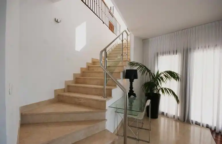 现代别墅楼梯室内装饰设计效果图