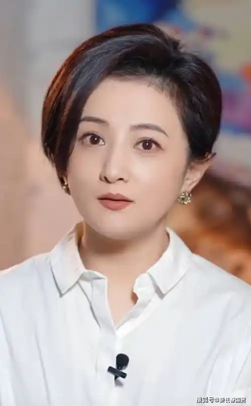 42岁金铭近照曝光五官精致端庄大方小婉君美丽依旧