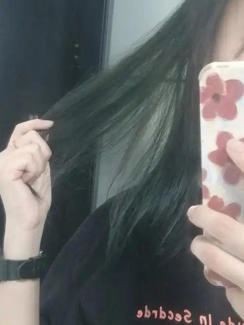 然后还有后面一层头发,披头发下来就是黑色中看得见一点墨绿色,半扎