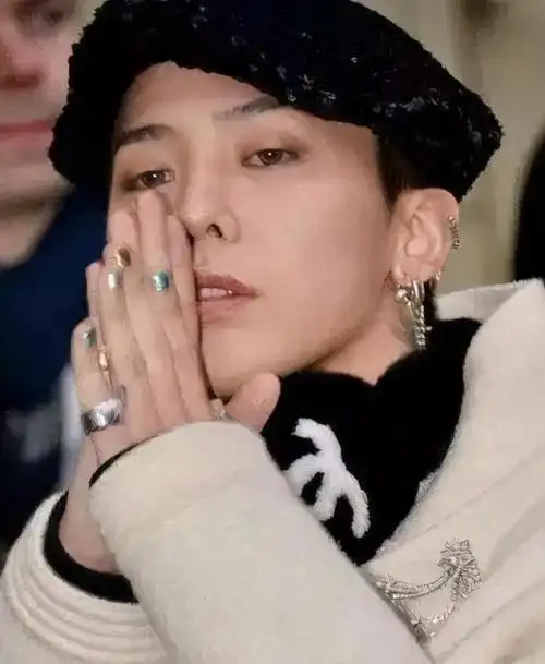 墨守成规就没办法时尚权志龙涂绿色指甲油没啥穿裙子就过分了