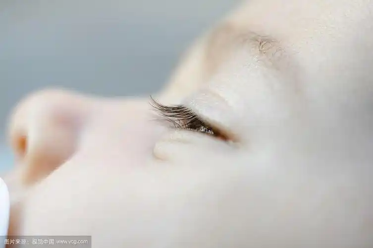 新生儿女婴的特写.