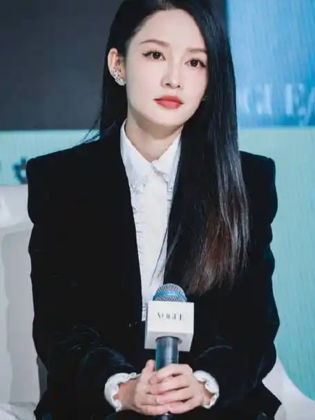 黑色西装内搭白色衬衫出席vogue论坛,好喜欢这样的李沁小朋友冷静点的