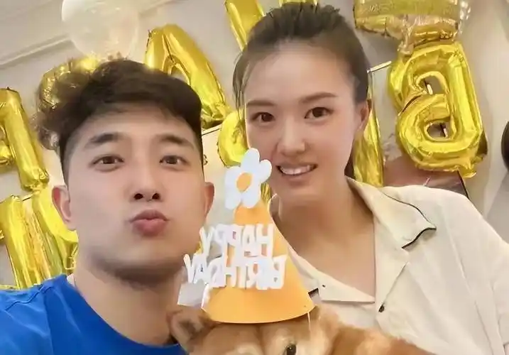 吴冠希陪爱妻张常宁香港购物,穿着时尚回头率超高,夫妻终于团聚