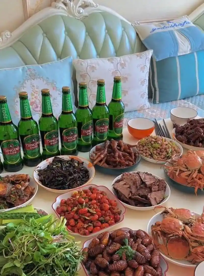 哥们请我到家里喝酒,这是要把我灌醉啊