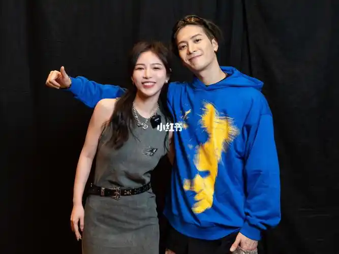 和王嘉尔合照啦右滑他怎么比我还激动