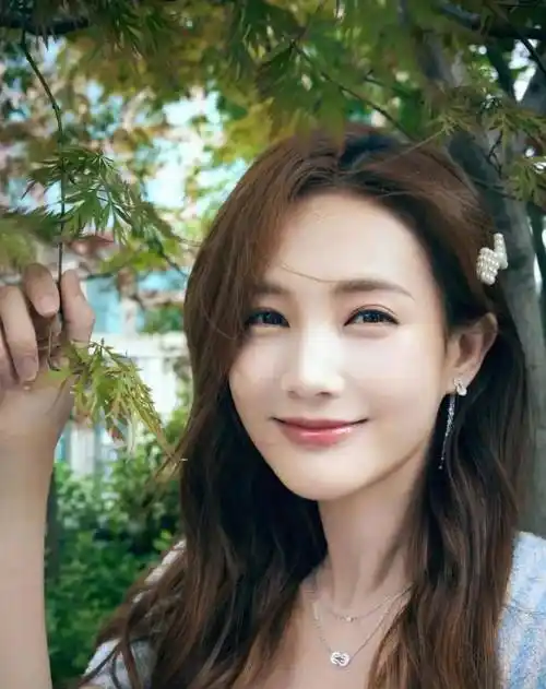 回眸一笑百媚生盘点笑容甜美且具有感染力的6位女明星第二季