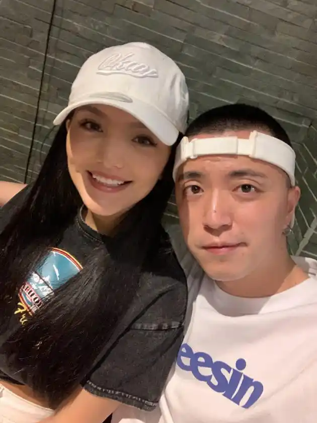 jonyj与妻子相识七周年 晒早年对比照面容清瘦