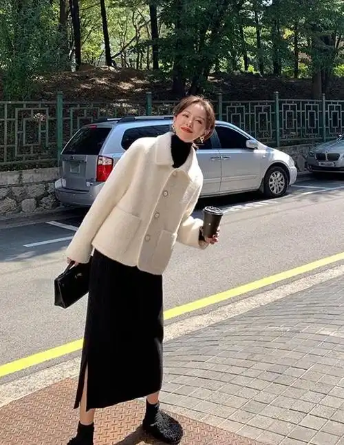 不过,其实只需要准备一条好裤子,一条漂亮的裙子和两件外套,就能轻松