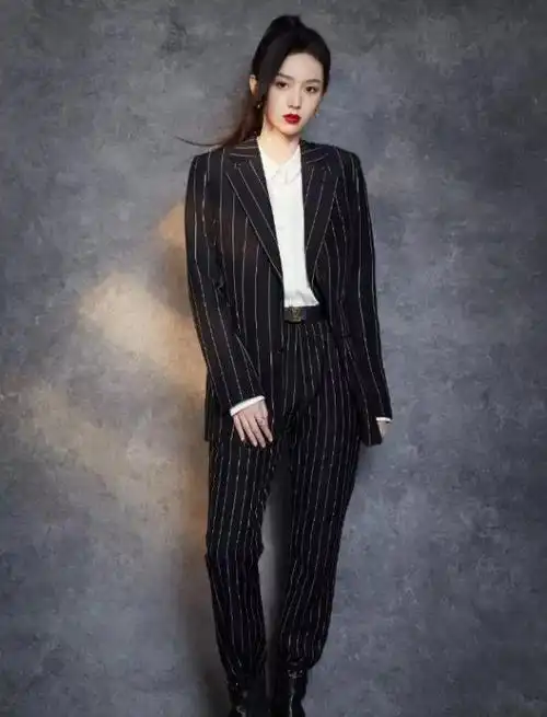 当34岁赵丽颖和23岁周也同穿西装,女明星的气场是装不出来的