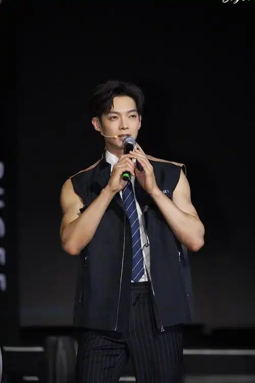 辰亦儒的腹肌别致有型,而且不单单是六块腹肌,连侧边的腹肌都练得非常