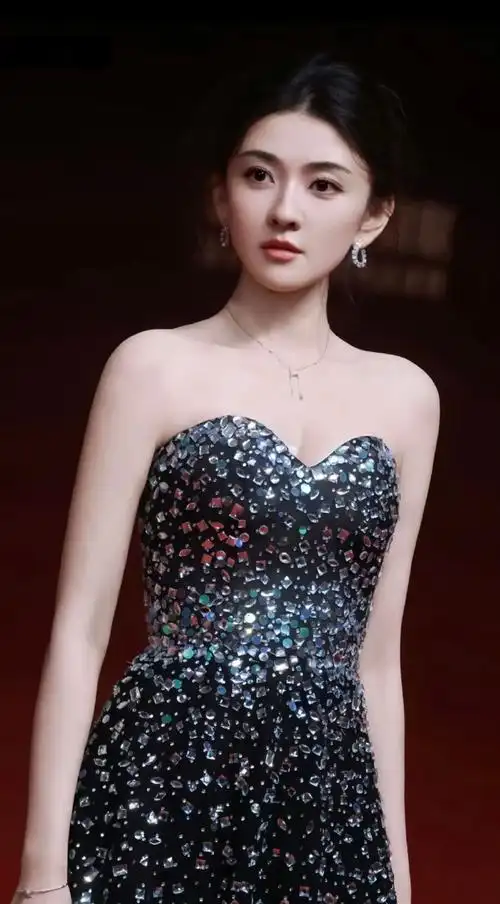 梁洁这是把满天星星穿身上了吧