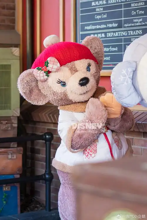 上海迪士尼乐园圣诞季达菲玫玫圣诞造型