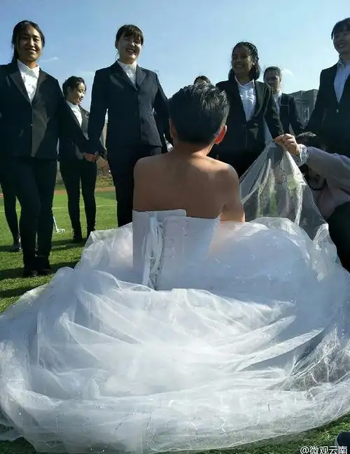 组图:全班仅有1名男生,他穿着婚纱"嫁"了