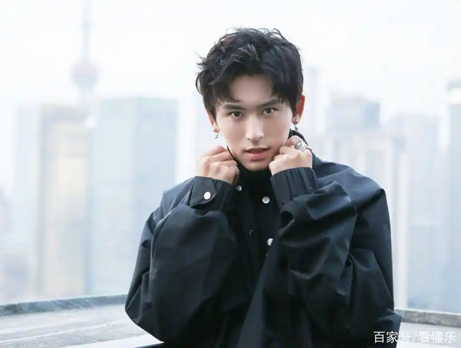 张哲瀚的身材也太好了吧,八块腹肌非常性感迷人!