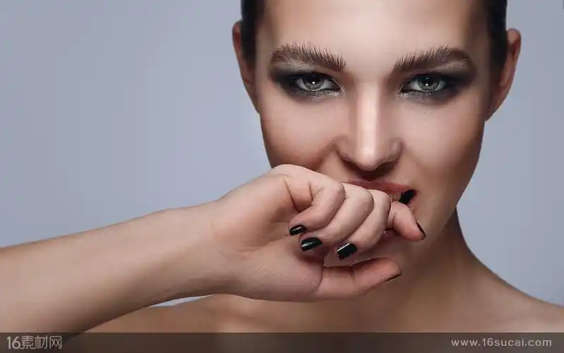咬着手指的美女人物高清图片 - 素材中国16素材网