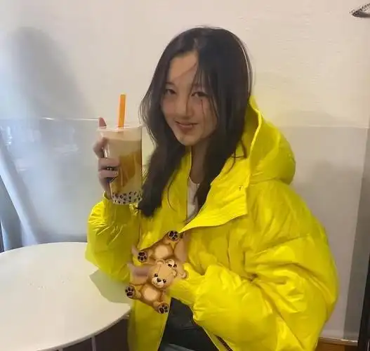 近日,有网友在某个购物小镇偶遇了王菲的女儿李嫣.