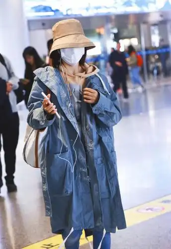 谢娜真接地气,现身机场穿得像路人一样,不说都认不出了
