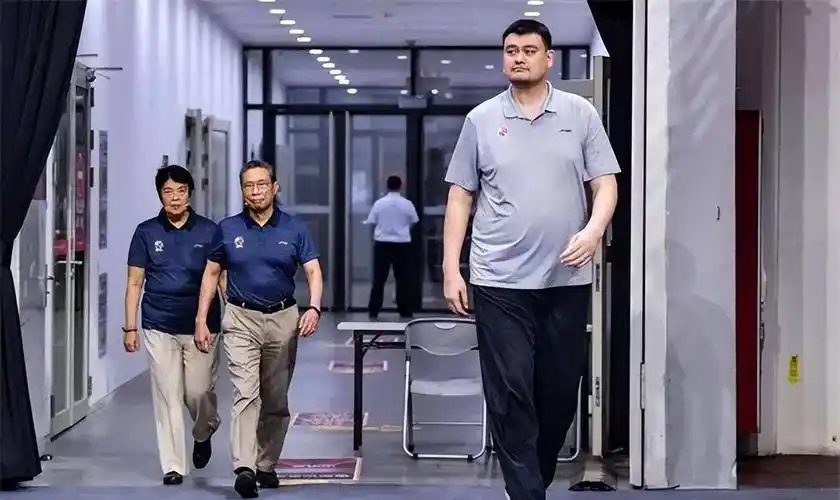 "当时看到照片后,姚明只能感叹现在高科技实在发达,躲一堆人里边都能