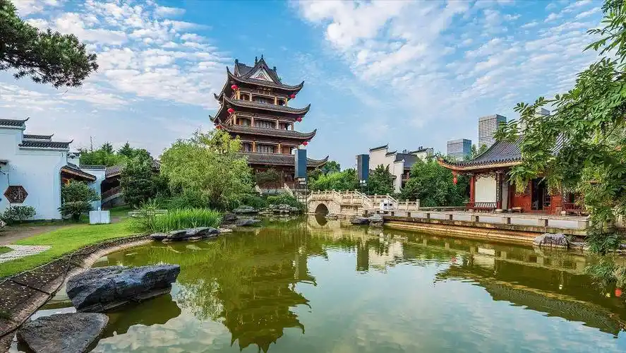 01  长沙依山带水,风景秀丽,有ldquo山水名郡rdquo之称如果来到长沙必