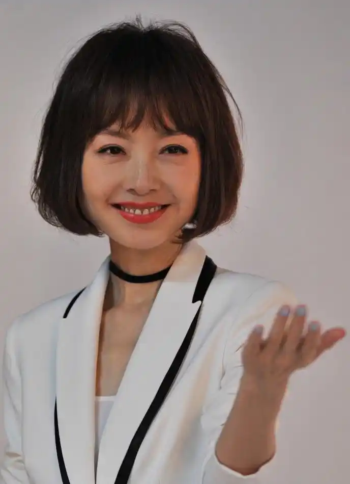 鲁豫私生活曝光,疑似和阿云嘎同居,被狗仔多次相会照片