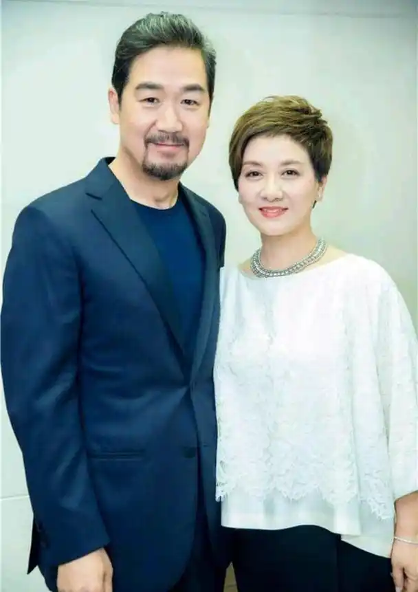 张国立夫妇机场近照妻子邓婕已经60岁可惜没有孩子