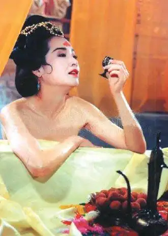 恬妞露香肩"出浴" 被赞史上最美杨贵妃(图)