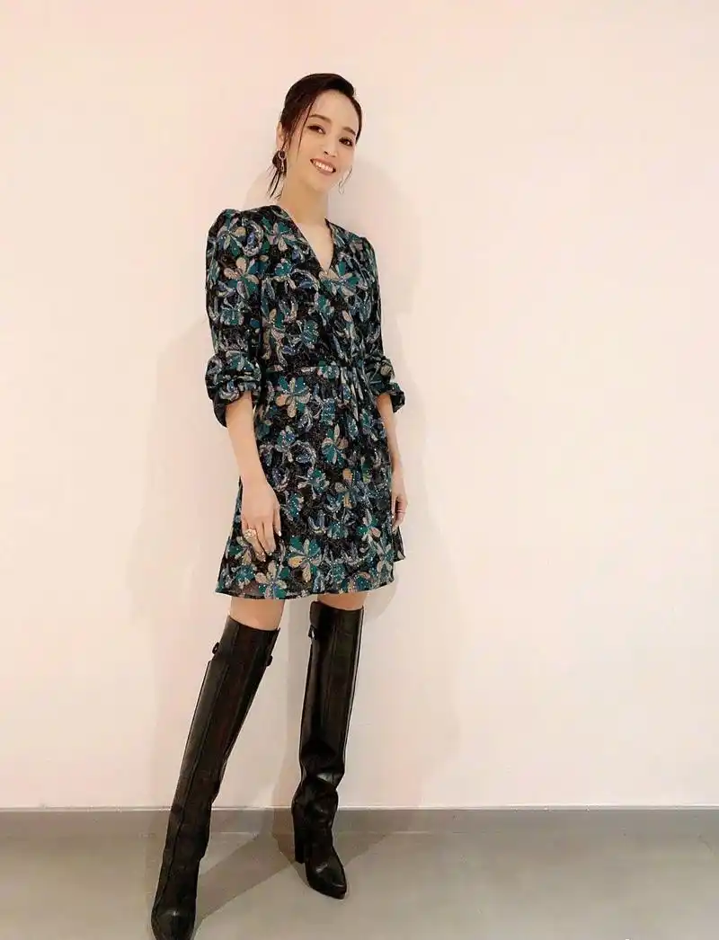 原创42岁的侯佩岑也太瘦了吧!穿灰色西装裙配高跟鞋,轻松穿出高级感