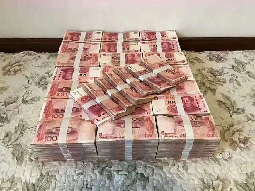 女子回到家中,发现床上摆着200万,报警得知是失散十年的弟弟