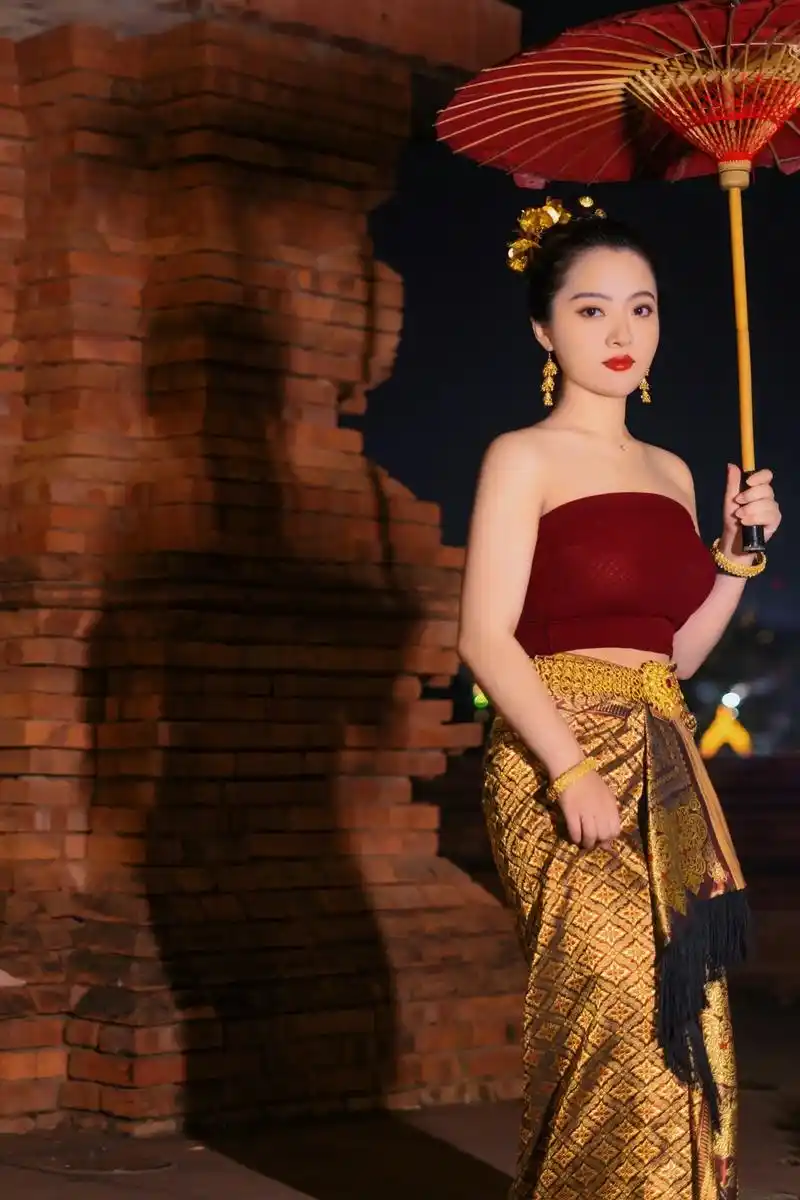 西双版纳傣族写真.#傣装写真 假装出去玩!不喜欢拍正脸的小金 - 抖音