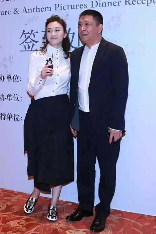 李小冉携富豪老公现身酒会!