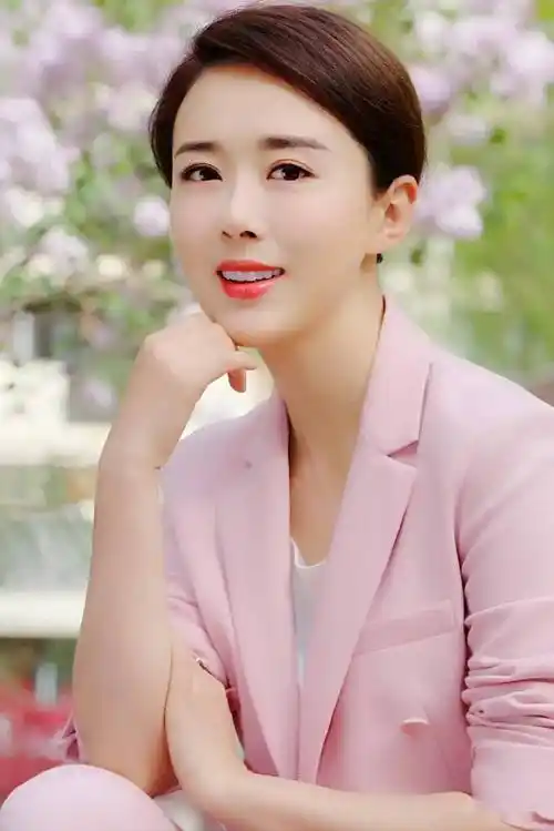 颜丹晨美目浅笑惹人爱