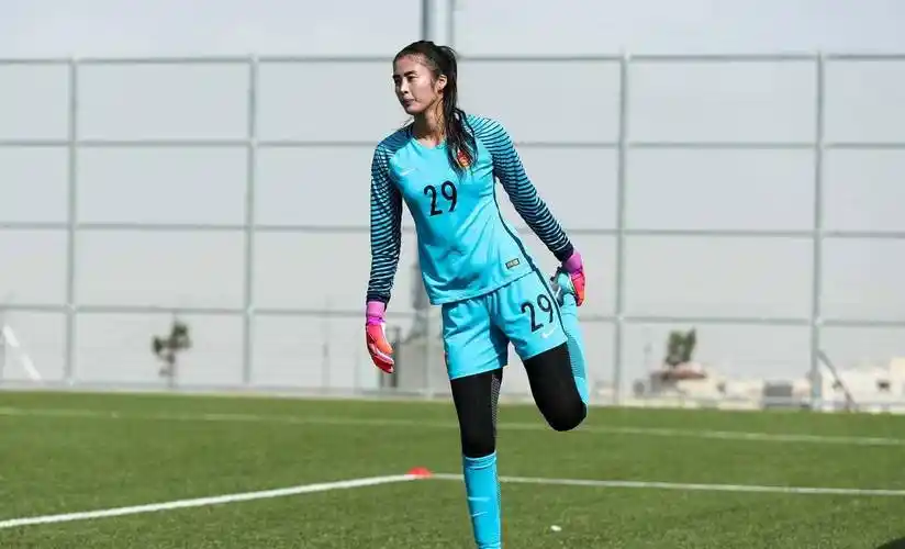 原创周星驰晒合影邀女足两大国脚加盟新电影拍摄李佳悦赵丽娜发文