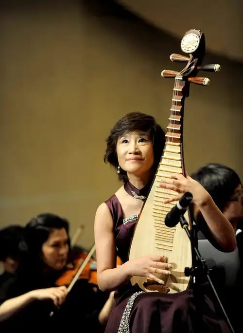 5月24日,著名琵琶演奏家吴玉霞在演奏琵琶协奏曲音诗《春江花月夜》.