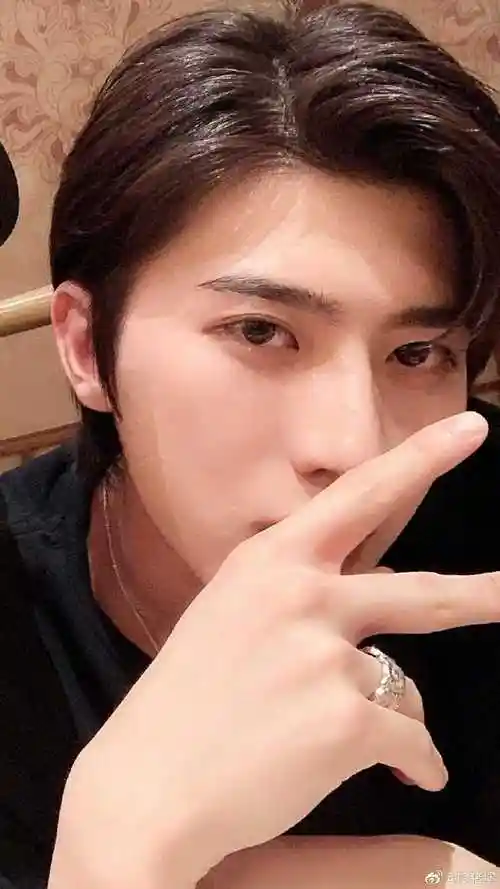 自拍他拍剪刀手上线#蔡徐坤