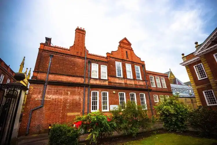 彼得学院相对于其他的学院来说比较小一些,学院周边有卖纪念品的店铺