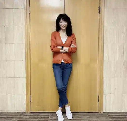 原创郑裕玲状态真好穿黑色上衣搭配长裤出席活动低调奢华有内涵