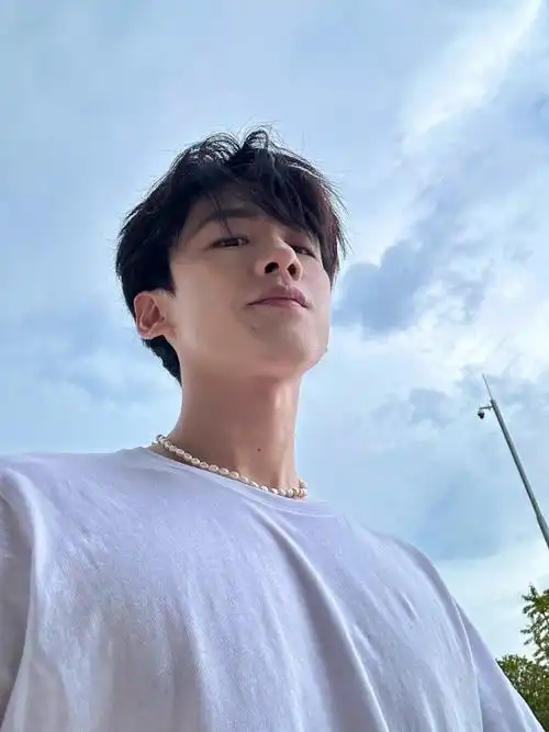 白敬亭手写一张自拍