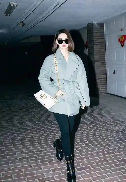 戚薇才是机场穿搭一姐,驼色大衣搭配棒球帽,演绎不费劲的时髦