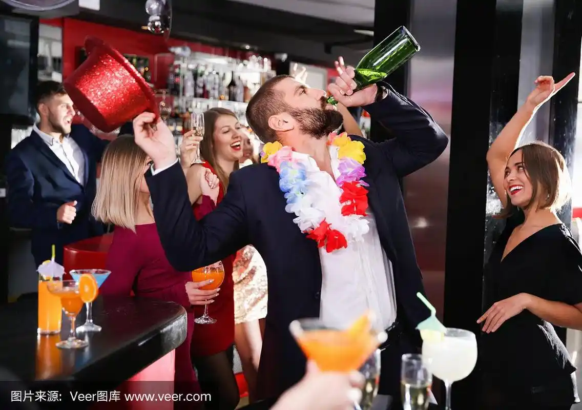 一个在夏威夷夜店喝酒跳舞的家伙