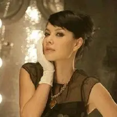 江希文 饰 julia妈