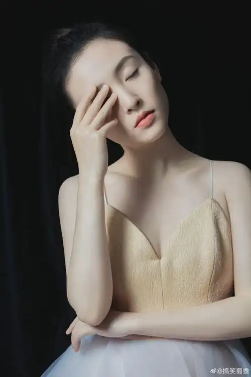 吴倩鹅黄色吊带纱裙##吴倩29岁状态甜美