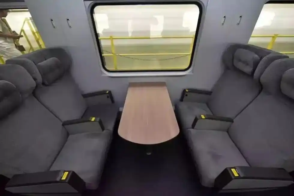 阜阳火车站通动车!第一趟"绿巨人"出发